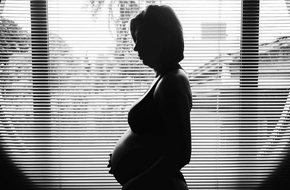 Chiropraticienne effectuant un ajustement sur une femme enceinte allongée