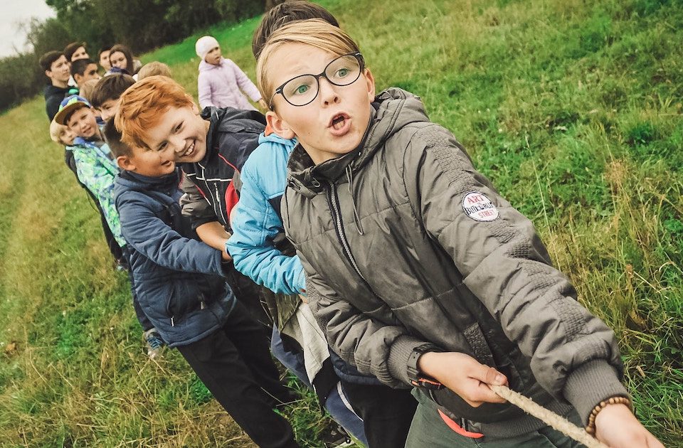 Adolescents pratiquant une activité physique en plein air