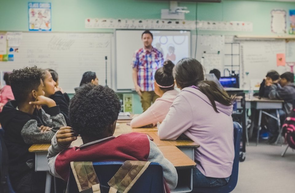 Élève assis correctement à son bureau en classe